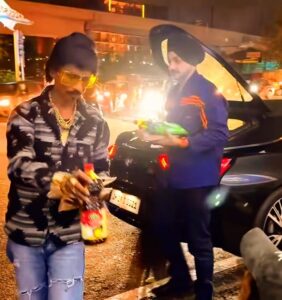 Dolly Chaiwala ne ki garebon ki seva