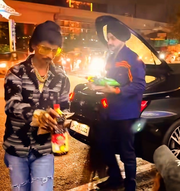 Dolly Chaiwala ne ki garebon ki seva